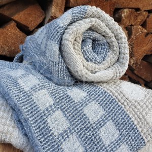 Half-linen bath towel with blue squares